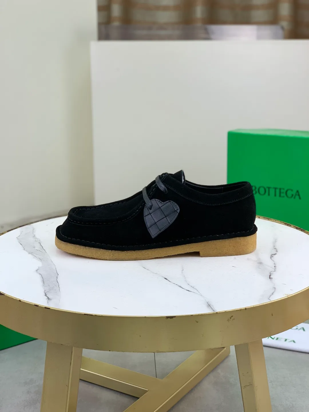Men's men's shoes 💰P740 New model 💰 Top quality (beef tendon outsole series) 💎💎💎 BOTTEGA VENETA official website synchronizes the latest model, top version of the market's highest version of BV business leather shoes, accept material comparison, shoe type comparison, process comparison, practical and texture, versatile, suitable for any occasion, the more you look at it, the more flavorful it becomes. Pure hand-woven craftsmanship - upper material, imported original hand-woven calfskin - high-quality water-dyed sheepskin lining - original private model customized beef tendon outsole -Size: female 35-39 (34 40 customized) male 39-44 (38 45 customized) Comes with original BV green box, complete packaging.
